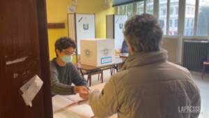 Amministrative, al via il voto a Torino: ballottaggio tra Lo Russo e Damilano
