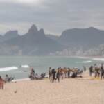 Covid: calano i casi a Rio de Janeiro e la gente torna a godersi le spiagge