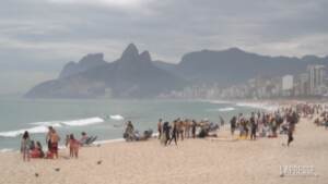 Covid: calano i casi a Rio de Janeiro e la gente torna a godersi le spiagge