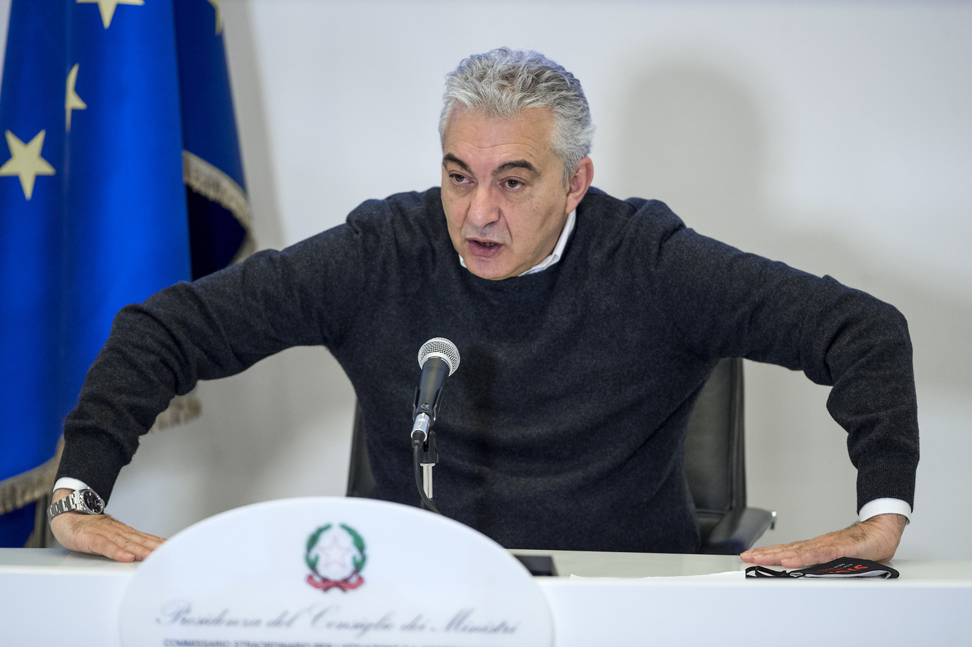 Covid, inchiesta mascherine: l’ex commissario straordinario Arcuri indagato per peculato e abuso d’ufficio