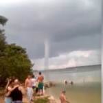 Cuba, paura a Cienfuegos: dal mare arriva un’enorme tromba d’aria