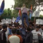 New Delhi, studenti protestano per le violenze contro gli indiani in Kashmir