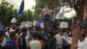 New Delhi, studenti protestano per le violenze contro gli indiani in Kashmir