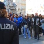 Trieste, no vax insultano giornalisti e polizia davanti al municipio