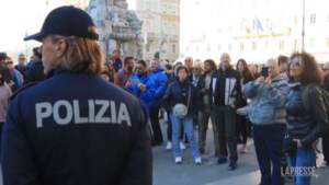 Trieste, no vax insultano giornalisti e polizia davanti al municipio