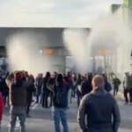 Porto Trieste: la polizia con gli idranti per sgomberare i manifestanti