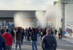 Porto Trieste: la polizia con gli idranti per sgomberare i manifestanti