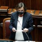 Scontri Roma, Lamorgese alla Camera: “Difficoltà nel contenere le criticità”. Cori dai banchi FdI: “Dimissioni”