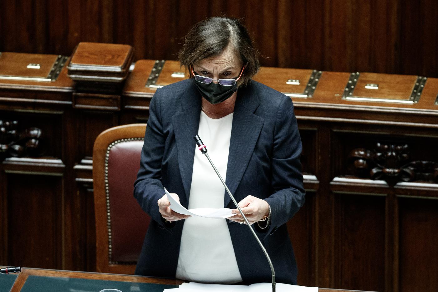 Scontri Roma, Lamorgese alla Camera: “Difficoltà nel contenere le criticità”. Cori dai banchi FdI: “Dimissioni”