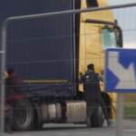 Calais, i migranti tentano di salire sui tir per arrivare in Regno Unito