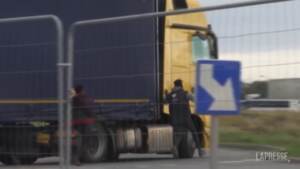 Calais, i migranti tentano di salire sui tir per arrivare in Regno Unito