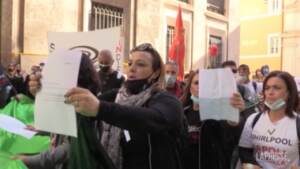 Whirlpool, i lavoratori in corteo arrivano sotto il Mise: “No ai licenziamenti”