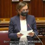 Scontri a Roma, Lamorgese contestata alla Camera: “Dimissioni!”