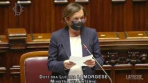 Scontri a Roma, Lamorgese contestata alla Camera: “Dimissioni!”
