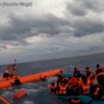 Migranti, Sea Watch soccorre 412 persone e chiede porto sicuro
