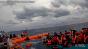Migranti, Sea Watch soccorre 412 persone e chiede porto sicuro