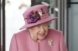 La Regina Elisabetta e il Principe Carlo ad una cerimonia a Cardiff