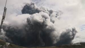 Giappone, erutta vulcano Monte Aso: fumo grigio invade il cielo