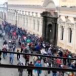 Guatemala, veterani occupano Parlamento: a fuoco il Congresso