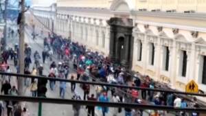 Guatemala, veterani occupano Parlamento: a fuoco il Congresso