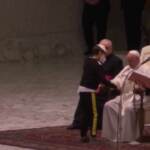 Imprevisto all’udienza in Vaticano: bambino sale sul palco, il Pontefice gli dà la sua papalina