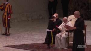 Imprevisto all’udienza in Vaticano: bambino sale sul palco, il Pontefice gli dà la sua papalina