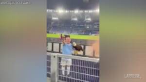 Lazio, il falconiere biancoceleste fa il saluto romano allo stadio: la società lo sospende
