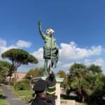 Napoli, rimosse le maschere di cartapesta ambientaliste dalle statue del centro