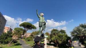 Napoli, rimosse le maschere di cartapesta ambientaliste dalle statue del centro