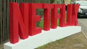 Netflix, guadagni in crescita grazie ai titoli del momento come ‘Squid Game’