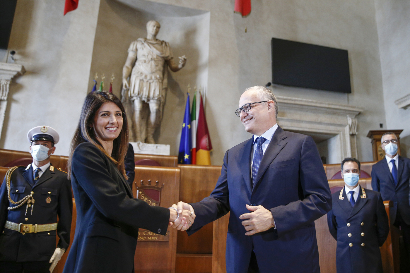 Roma, passaggio di consegne in Campidoglio tra Raggi e Gualtieri