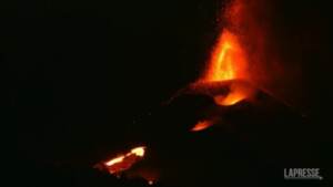 Canarie, nuova eruzione notturna sull’isola di La Palma