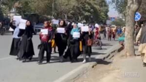 Kabul, donne ancora in piazza per i diritti