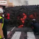 Canarie: la lava attraversa il centro abitato, rocce incandescenti tra le case