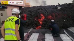 Canarie: la lava attraversa il centro abitato, rocce incandescenti tra le case