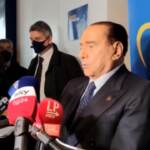 Berlusconi porta un omaggio ‘segreto’ per salutare Angela Merkel