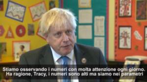 Gran Bretagna, Johnson: “Restiamo sul nostro piano anti Covid”