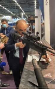 Eric Zemmour punta un fucile contro i giornalisti: “Non ridete più eh?”