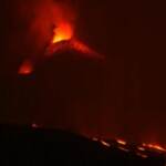 Canarie, continua l’eruzione del Cumbre Vieja: le affascinanti immagini notturne