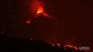 Canarie, continua l’eruzione del Cumbre Vieja: le affascinanti immagini notturne