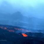 Canarie, dal Cumbre Vieja scendono fiumi di lava incandescente