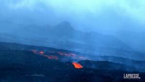 Canarie, dal Cumbre Vieja scendono fiumi di lava incandescente