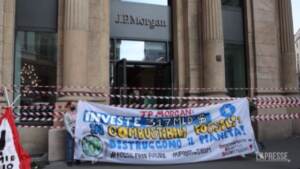 Clima: azione di protesta di Fridays For Future davanti sede JP Morgan a Milano