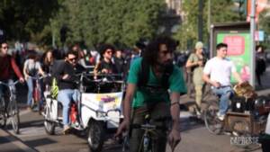 Clima, a Milano il bike strike dei Fridays For Future