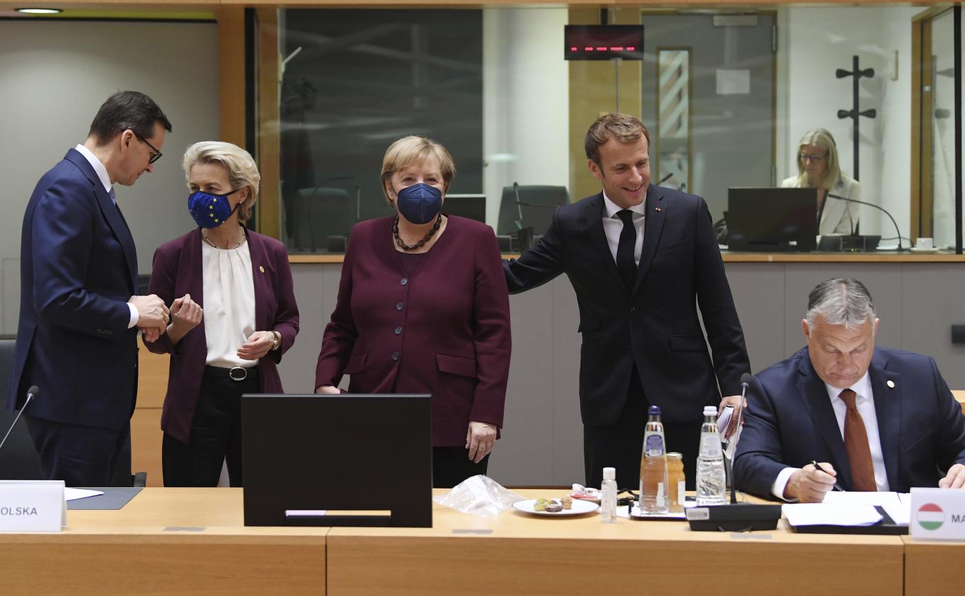 Consiglio europeo, standing ovation dai leader per Angela Merkel