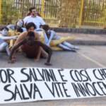 Open arms: flash mob davanti carcere, striscione contro Salvini