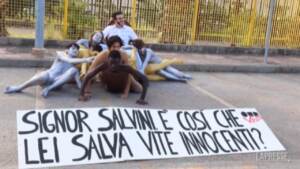 Open arms: flash mob davanti carcere, striscione contro Salvini
