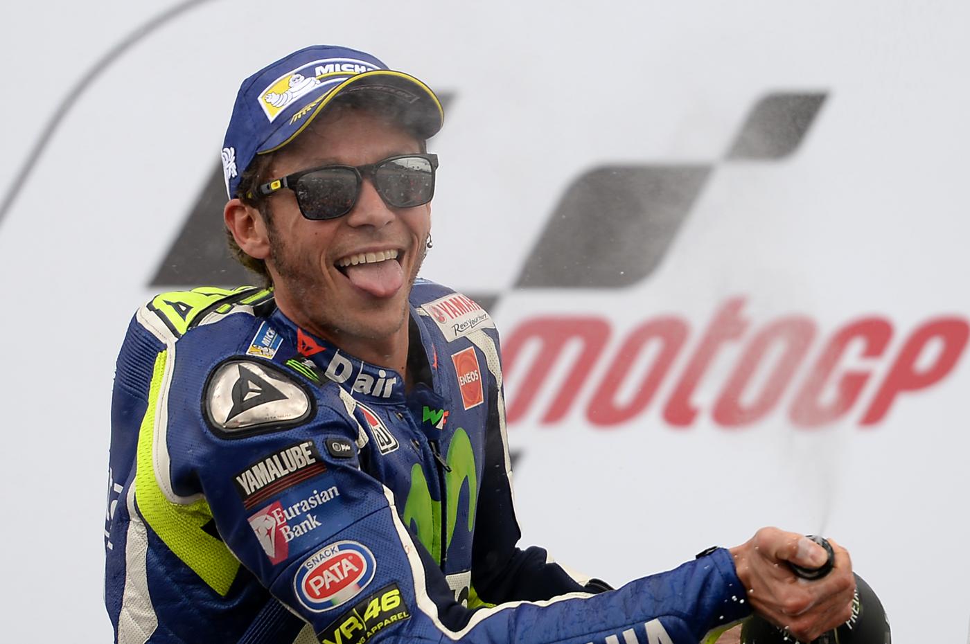 MotoGp: Di Maio consegna a Rossi premio alla carriera, icona Made in Italy MotoGp: Di Maio consegna a Rossi premio alla carriera, icona Made in Italy