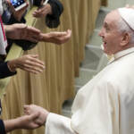 Migranti, Papa: “Garantire dignità a chi arriva, priorità al soccorso in mare e no respingimenti”