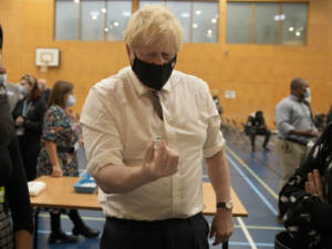 Londra, il primo ministro Boris Johnson visita il centro vaccinazioneal Little Venice Sports Centre
